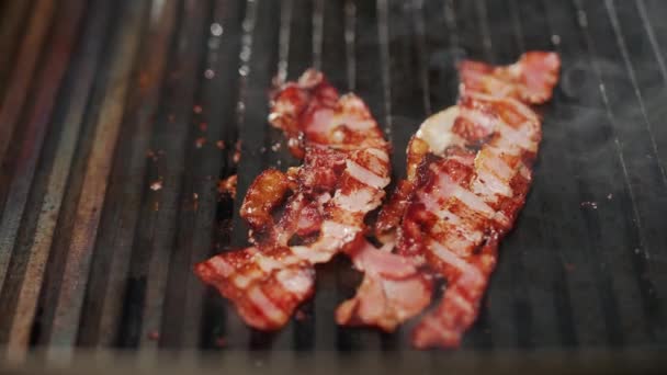 Churrasco Processo Cozinhar Hambúrguer Fatias Bacon Frito Grelha Festival Comida — Vídeo de Stock