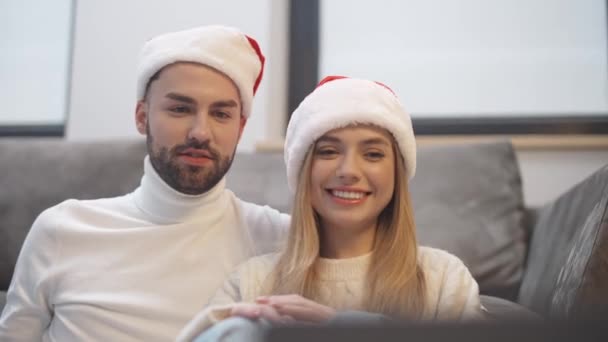 Nový Rok Mladý Pár Santa Claus Klobouky Sedí Podlaze Obývacím — Stock video