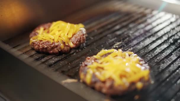 그릴에 햄버거를 요리하는 고기와 치즈는 버너와 베이킹 슬로우 — 비디오