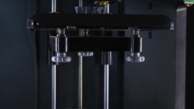 Modern teknolojiler, 3D yazıcı, insan kemiği modeli, protez bacak eklemini 3D yazıcıya yazdırma süreci, zaman ayarlı.