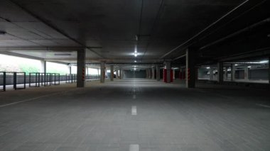 Yeraltı otoparkının statik arka planı, beton duvarlı bir ofis binasının park yeri, beton tünel, kromakey şablonu..