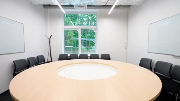 Αίθουσα Συνεδριάσεων Εσωτερικό Ενός Άδειου Χώρους Εργασίας Φυσικό Φωτισμό Στρογγυλό — Αρχείο Βίντεο