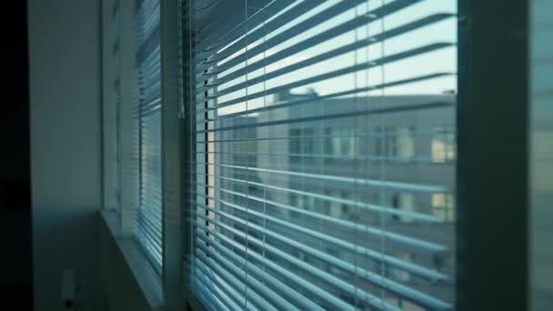 空っぽのオフィスのパノラマウィンドウの盲点を眺め 高層ビルの中のオフィスを散策する 背景テンプレート — ストック動画