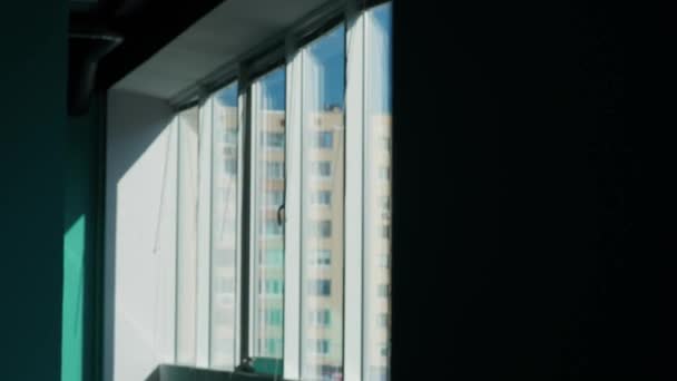 住宅エリア オフィススペースのインテリア 高層ビルの内側のオフィスを散策 窓のぼやけた景色 — ストック動画