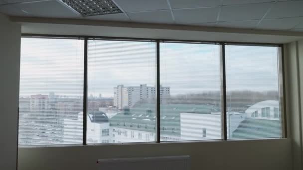 Spacer Pustej Przestrzeni Biurowej Wewnątrz Drapacza Chmur Widok Okno Panoramiczne — Wideo stockowe