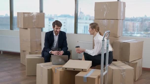 Переїзд Новий Офіс Офісні Працівники Які Сидять Картонних Коробках Спілкування — стокове відео