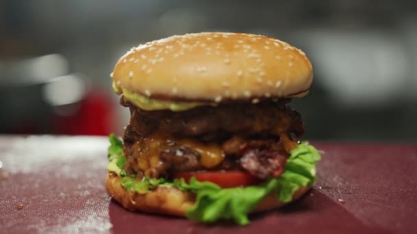 Gyorsétterem Kilátás Főtt Hamburger Folyamat Főzés Egy Dupla Burger Hússal — Stock videók