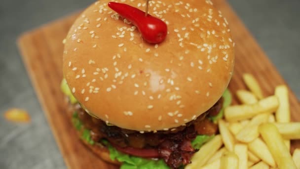 Street Food Widok Gotowanego Burgera Frytki Proces Gotowania Podwójnego Burgera — Wideo stockowe