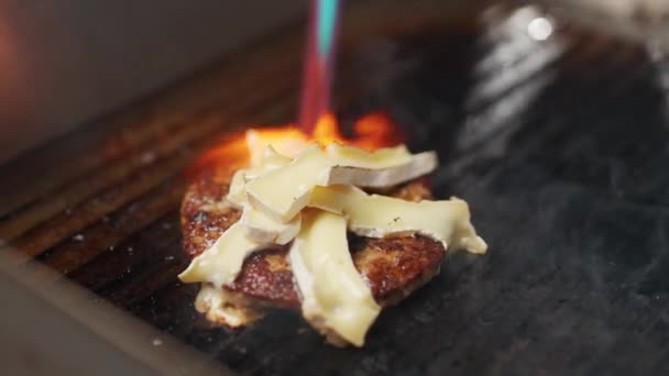 Barbecue Chef Cuisinier Hamburger Processus Cuisson Double Hamburger Avec Viande — Video