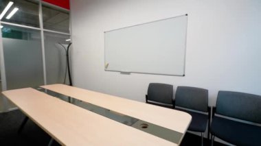 Bir ofis alanı ve boş çalışma alanları, doğal ışıklandırma, kromakey için arkaplan şablonu.