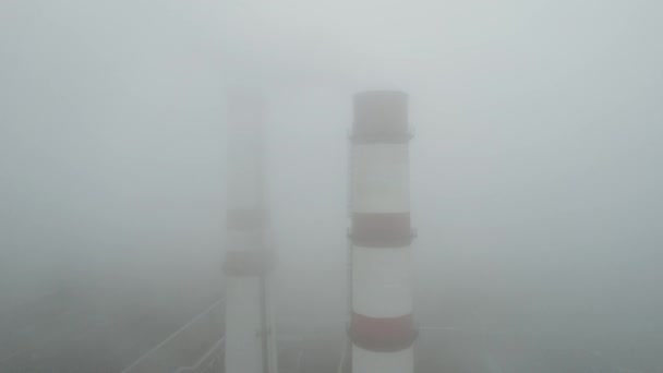 エコロジー 巨大な熱発電所 霧の中のパイプの高さからの眺め 環境問題 チャップ 空中ビュー — ストック動画