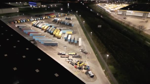 ポーランド ヴロツワフ2022年10月29日 夜間の巨大な物流センター 多数の貨物トレーラーとコンテナ 国際貨物輸送 駐車スペース 夜間の空中ビュー — ストック動画