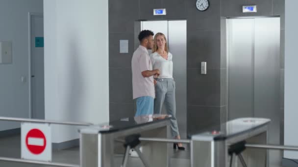エレベーターホール オフィスビルの入口のパスシステム グレー髪のビジネスマンは パスカードを使用してターンスタイルを介して出口 同僚との会合 国際オフィス — ストック動画