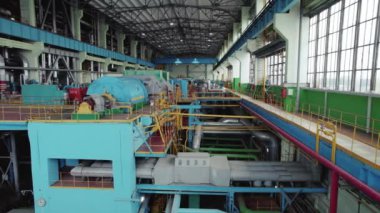 Devasa termik enerji santrali, boruların ve türbinlerin görüntüsü, enerji dönüştürme sistemi, çevre sorunları, güç üretim sistemi, mühendislik yapısı,.