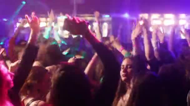 白俄罗斯 明斯克 2022年11月19日 夜生活 年轻人在俱乐部的晚会上玩得开心和跳舞 五彩缤纷的灯光 — 图库视频影像