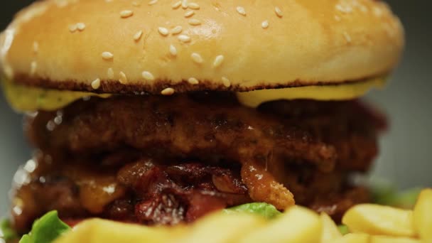 街头食物 熟食汉堡和薯条的景象 用肉做双层汉堡的过程 4K超级慢动作 — 图库视频影像