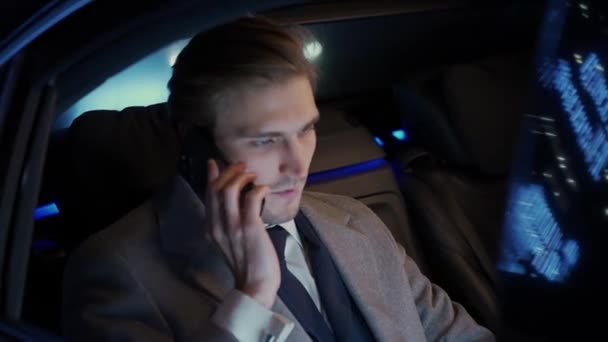 Kézben Tartott Üzletember Egy Mozgó Autóban Mobilon Beszél Laptopot Használ — Stock videók