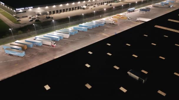 弗罗茨拉夫 2022年10月29日 夜间大型物流中心 大量运货拖车和集装箱 国际货物运输 泊车位 — 图库视频影像