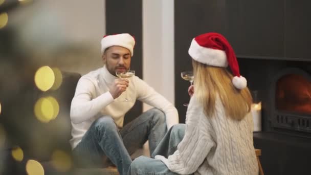 Oslavy Vánoc Mladý Pár Sedí Podlaze Obývacím Pokoji Pije Šampaňské — Stock video