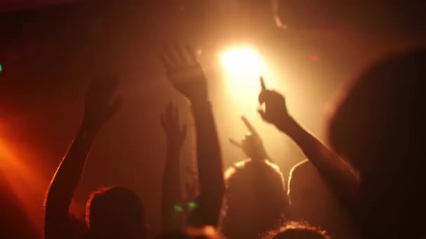 白俄罗斯 明斯克 2022年11月19日 夜生活 年轻人在俱乐部的晚会上玩得开心和跳舞 五彩缤纷的灯光 欢乐的人群 — 图库视频影像