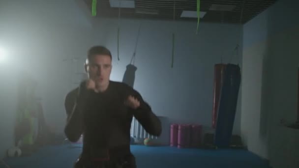 휴대용 전투기는 체육관에서 자신의 펀치와 방어를 — 비디오