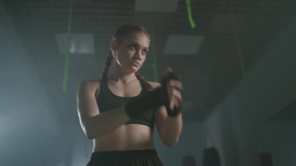 Lutador Feminino Profissional Aquece Antes Uma Luta Ginásio Boxe Câmera — Vídeo de Stock
