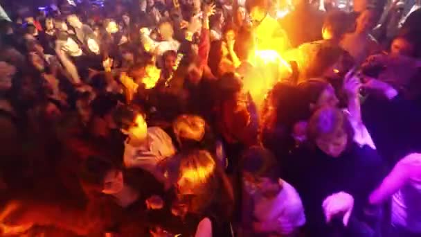 白俄罗斯 明斯克 2022年11月19日 夜生活 年轻人在俱乐部的一个晚会上开心地跳舞 五彩缤纷的灯光 众多的人 欢乐的人群 4K慢动作 — 图库视频影像