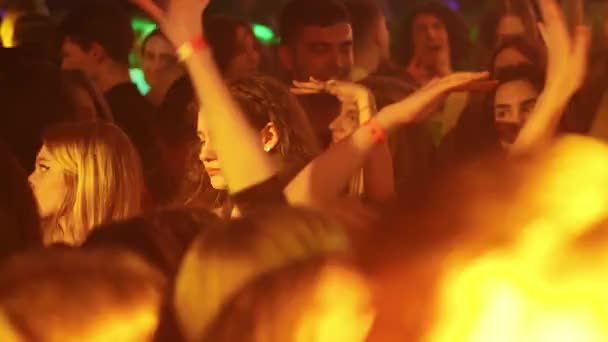白俄罗斯 明斯克 2022年11月19日 夜生活 年轻人在俱乐部的晚会上玩得开心和跳舞 五彩缤纷的灯光 — 图库视频影像
