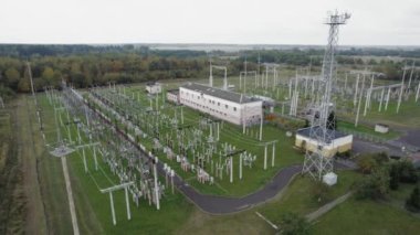 Güç hattı endüstriyel görüş, elektrik iletim hattı, elektrik sisteminin taşınması, yükseklikten görüş.