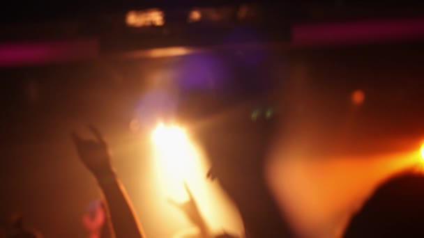 夜生活 年轻人在俱乐部的一个晚会上玩得开心 五彩缤纷的灯光 欢乐的人群 4K慢动作 — 图库视频影像