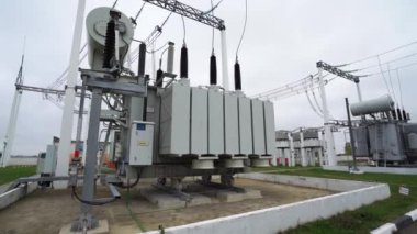 Elektrik iletimleri, transformatörlerin görünümü, enerji dönüşümü ve ulaşım elektriği..