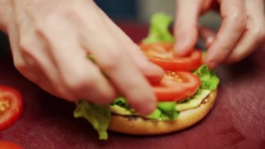 Yemek festivali, şef bir burger pişirir, etli duble burger pişirme süreci, 4k süper ağır çekim..