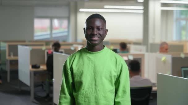Portret Van Een Vrolijke Afrikaanse Ontwerper Tegen Achtergrond Van Internationale — Stockvideo