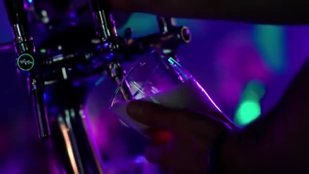 Nachtparty Barkeeper Gießt Bier Ins Glas Nachtclubparty Buntes Licht — Stockvideo