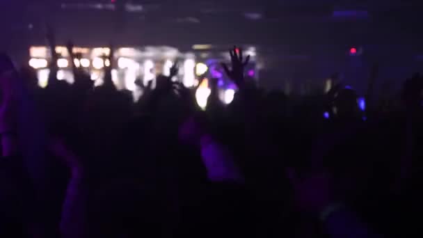 白俄罗斯 明斯克 2022年11月19日 夜生活 年轻人在俱乐部的一个晚会上开心地跳舞 五彩缤纷的灯光 众多的人 欢乐的人群 4K慢动作 — 图库视频影像