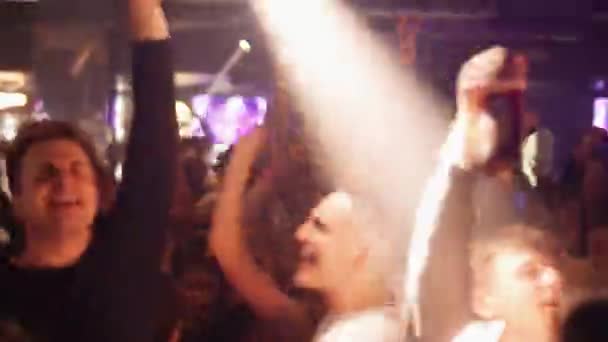 白俄罗斯 明斯克 2022年11月19日 夜生活 年轻人在俱乐部的一个晚会上开心地跳舞 五彩缤纷的灯光 众多的人 欢乐的人群 — 图库视频影像