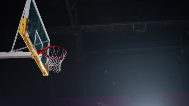 플레이어는 성공적으로 바구니에 농구를 각도보기 — 비디오