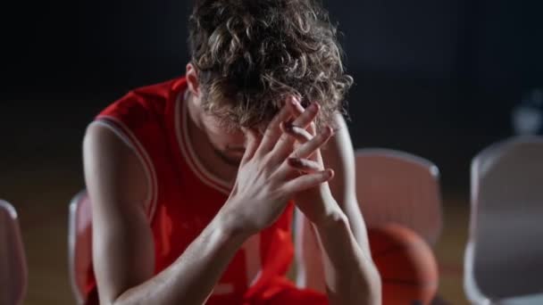 糟糕的生活方式 一个疲惫的篮球运动员从一场不成功的篮球赛中恢复过来 — 图库视频影像