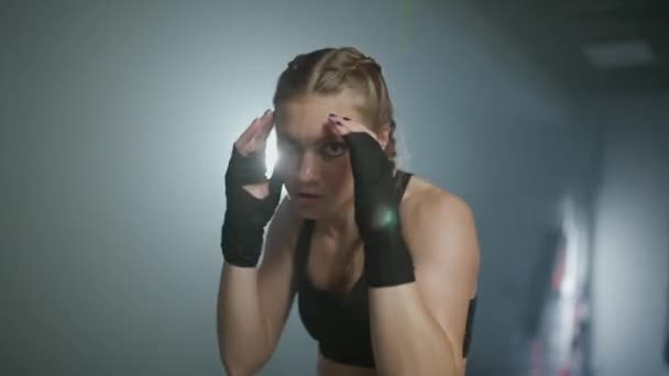 女性のパワー 女性の戦闘機は彼のパンチを訓練し ボクシングジムでトレーニング 女性の列車は速くパンチのシリーズを見てカメラ — ストック動画