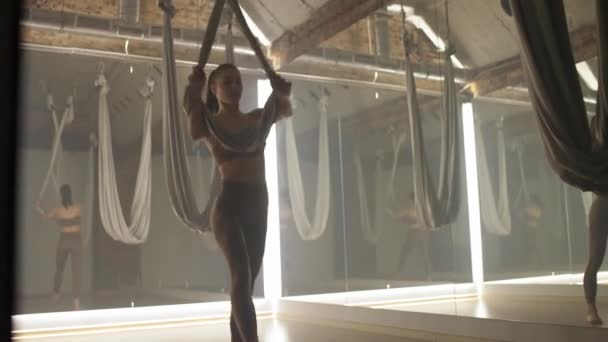 Ruhige Stimmung Junge Frau Macht Stretching Einem Raum Mit Spiegeln — Stockvideo