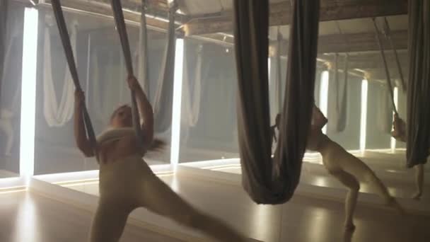 Giovane Donna Che Yoga Una Stanza Specchio Donna Flessibile Esegue — Video Stock