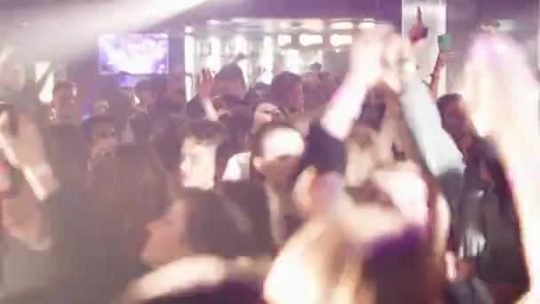 白俄罗斯 明斯克 2022年11月19日 夜生活 年轻人在俱乐部的一个晚会上开心地跳舞 五彩缤纷的灯光 大量的人 — 图库视频影像