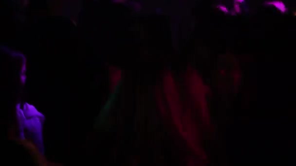 白俄罗斯 明斯克 2022年11月19日 夜生活 年轻人在俱乐部的一个晚会上开心地跳舞 五彩缤纷的灯光 大量的人 — 图库视频影像