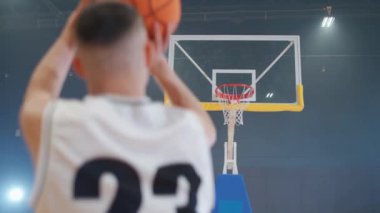 Basketbol antrenmanı, genç oyuncu başarısız oldu basketbolu potaya fırlattı..