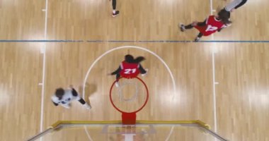 Kadınların basketbol antrenman maçı, iki takım basketbolcusunun karşılaşması, aktif oyun, kadın gücü, yükseklikten görüş..