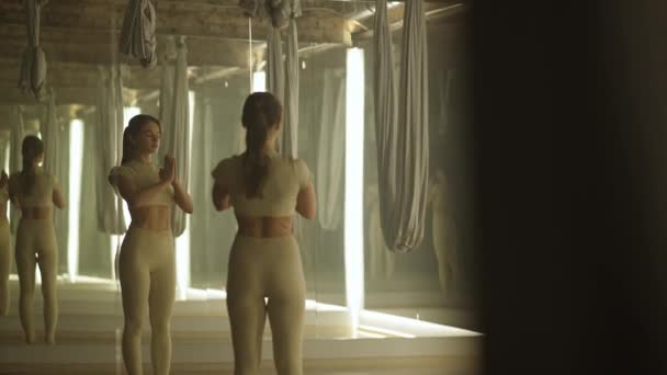 女性在镜室里做瑜伽 柔韧的女性用瑜伽元素和反射来做伸展运动 — 图库视频影像