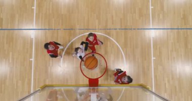 Kadınların basketbol maçı, iki takım basketbolcusunun karşılaşması, aktif oyun, kadın gücü, yükseklikten görüş..