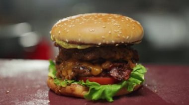 Fast food, pişmiş burger manzarası, etli duble burger pişirme süreci, 4k ağır çekim..