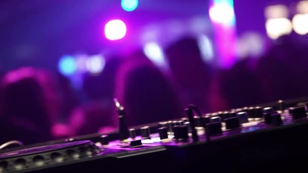 夜生活 Dj控制台和音乐设备 人们在俱乐部的晚会上开心地跳舞 五彩缤纷的灯光 — 图库视频影像