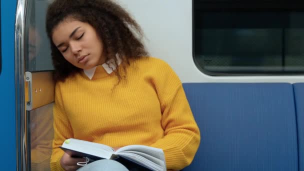 Mujer Africana Durmiendo Metro Sosteniendo Libro Sus Manos Una Joven — Vídeos de Stock